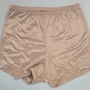 Vassarette Boy Shorts NWOT